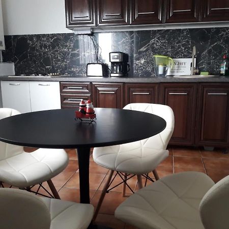 Hellen'S Ultracentral Apartament Buzău Eksteriør billede